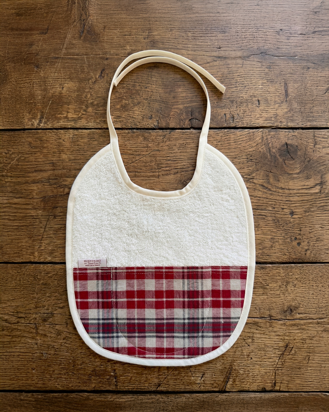 Bavoir bébé en éponge coton et kelsch alsacien à carreaux rouges – Kelsch d'Alsace In Seebach