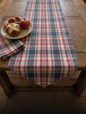 Chemin de table en kelsch alsacien à carreaux bleus dressé sur une table en bois – Kelsch d'Alsace In Seebach