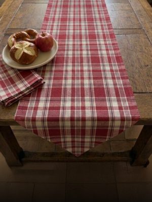 Chemin de table en kelsch alsacien à carreaux rouges dressé sur une table en bois – Kelsch d'Alsace In Seebach