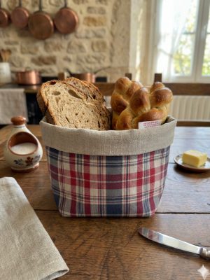 Panière à pain en kelsch alsacien à carreaux bleus posée sur une table en bois – Kelsch d'Alsace In Seebach