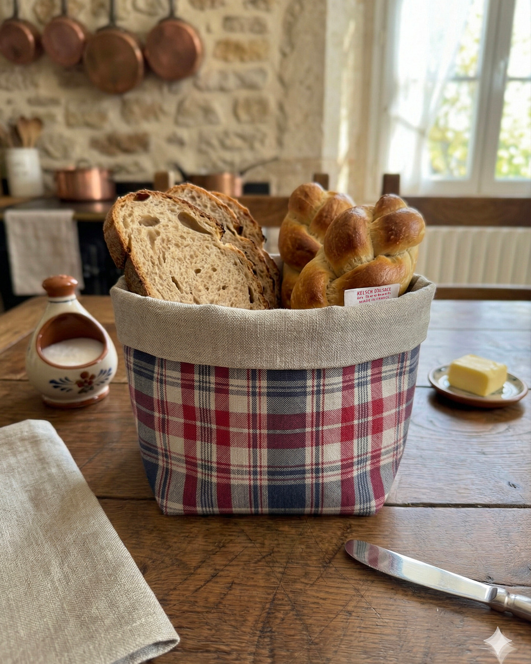 Panière à pain en kelsch alsacien à carreaux bleus posée sur une table en bois – Kelsch d'Alsace In Seebach