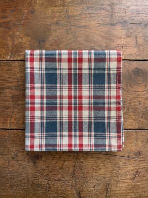 Serviette de table pliée en kelsch alsacien à carreaux bleus – Kelsch d'Alsace In Seebach