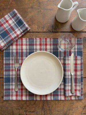 Set de table en kelsch alsacien à carreaux bleus dressé avec assiette et couverts – Kelsch d'Alsace In Seebach