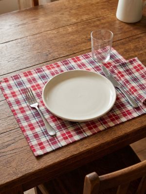 Set de table en kelsch alsacien à carreaux rouges dressé avec assiette et couverts – Kelsch d'Alsace In Seebach