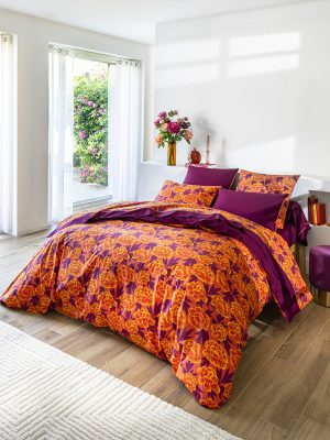 Parure de lit PIVOINE en percale de coton, motif pivoine orange et jaune sur fond prune