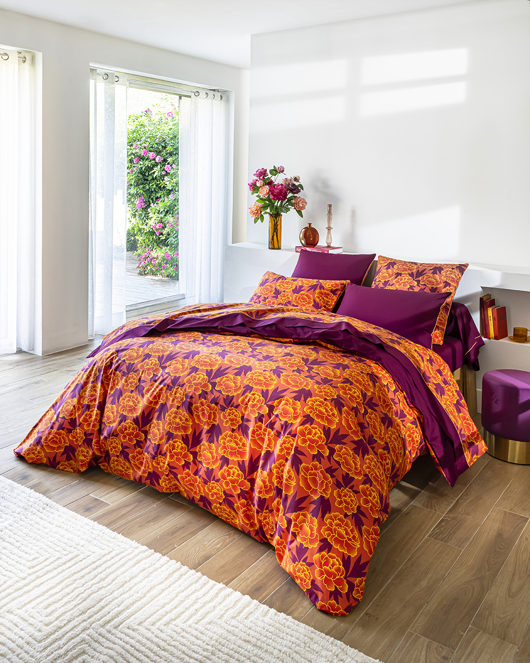 Parure de lit PIVOINE en percale de coton, motif pivoine orange et jaune sur fond prune