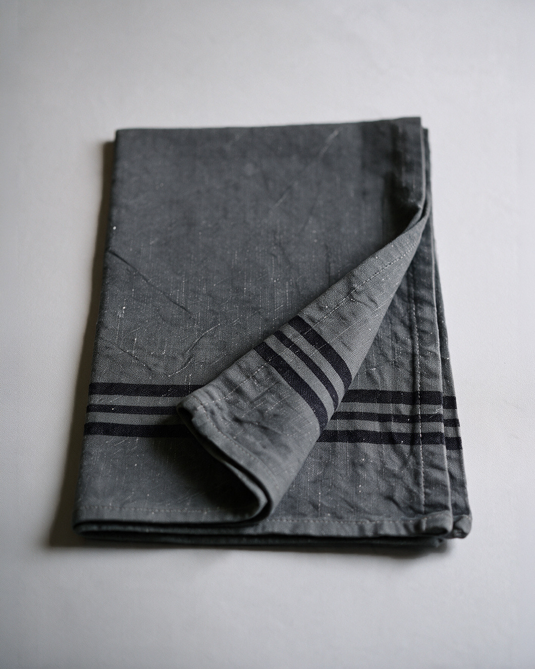 Torchon coton lin anthracite 50x70cm - bordure rayée - La Maison de Balmy