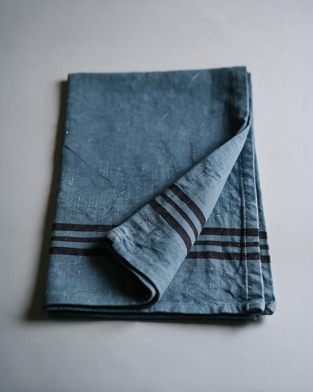 Torchon coton lin bleu 50x70cm - bordure rayée - La Maison de Balmy