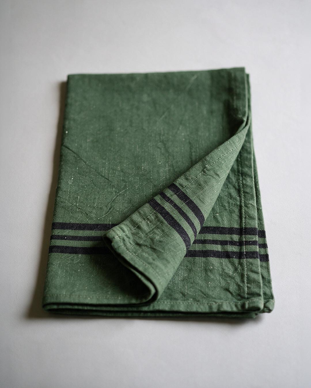 Torchon coton lin vert 50x70cm - bordure rayée - La Maison de Balmy